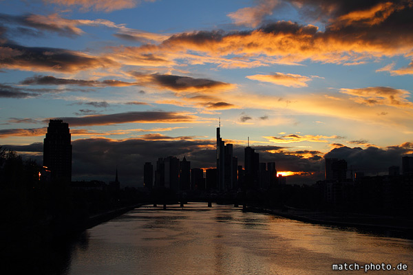 Frankfurt dunkler Umriss. Sonnenuntergang und wilde Wolken.