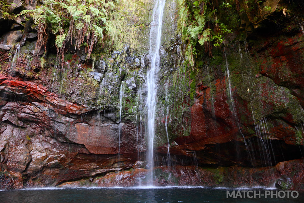 Großes Wasserfall mit kleinen Wasserfällen nebenan.
