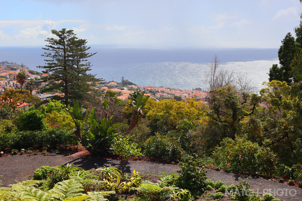 Blick vom botanischen Garten auf Funchal.