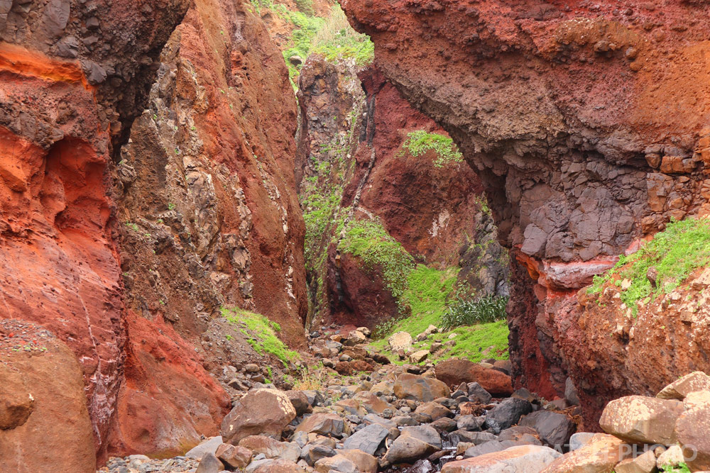 Wandern durch eine Felsen-Schlucht.