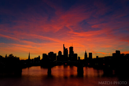 sonnenuntergang am abendhimmel in frankfurt