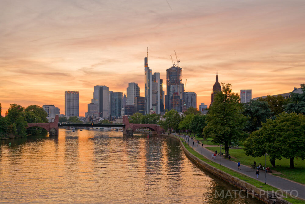 Frankfurt am Main Skyline bei Sonnenuntergang über dem Main